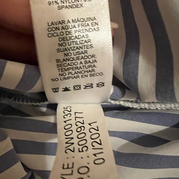 Vineyard Vines womens performance button down shirt. - Picture 3 of 4